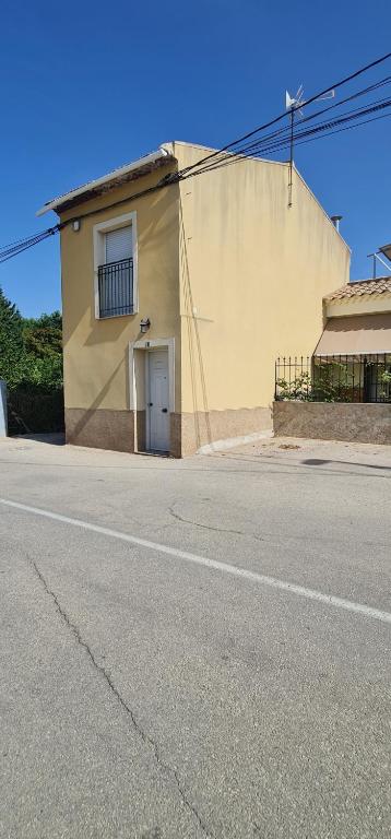 une rue vide devant un bâtiment dans l'établissement CASA ANTONIO, à Murcie