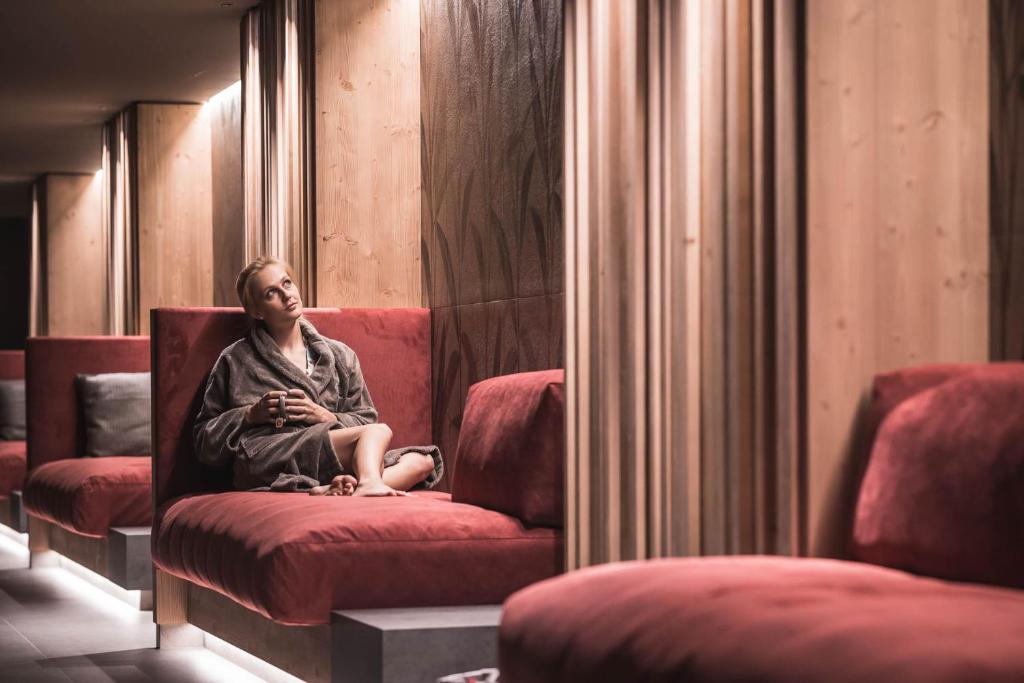 Posezení v ubytování Kronplatz-Resort Berghotel Zirm