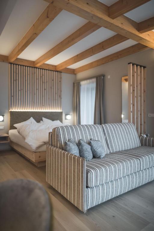 Posezení v ubytování Kronplatz-Resort Berghotel Zirm