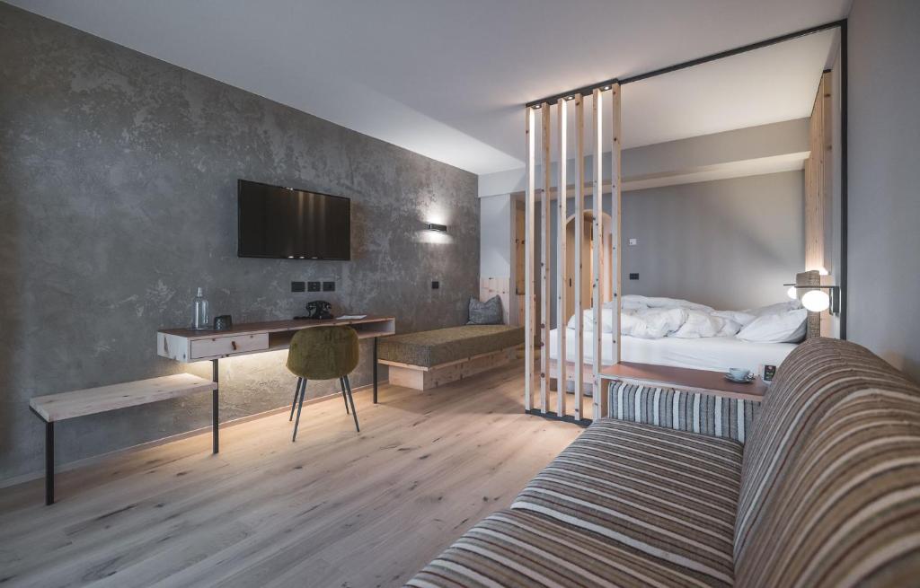 Postel nebo postele na pokoji v ubytování Kronplatz-Resort Berghotel Zirm