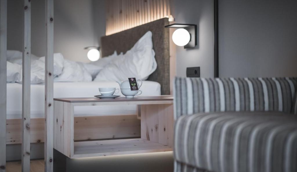 Postel nebo postele na pokoji v ubytování Kronplatz-Resort Berghotel Zirm