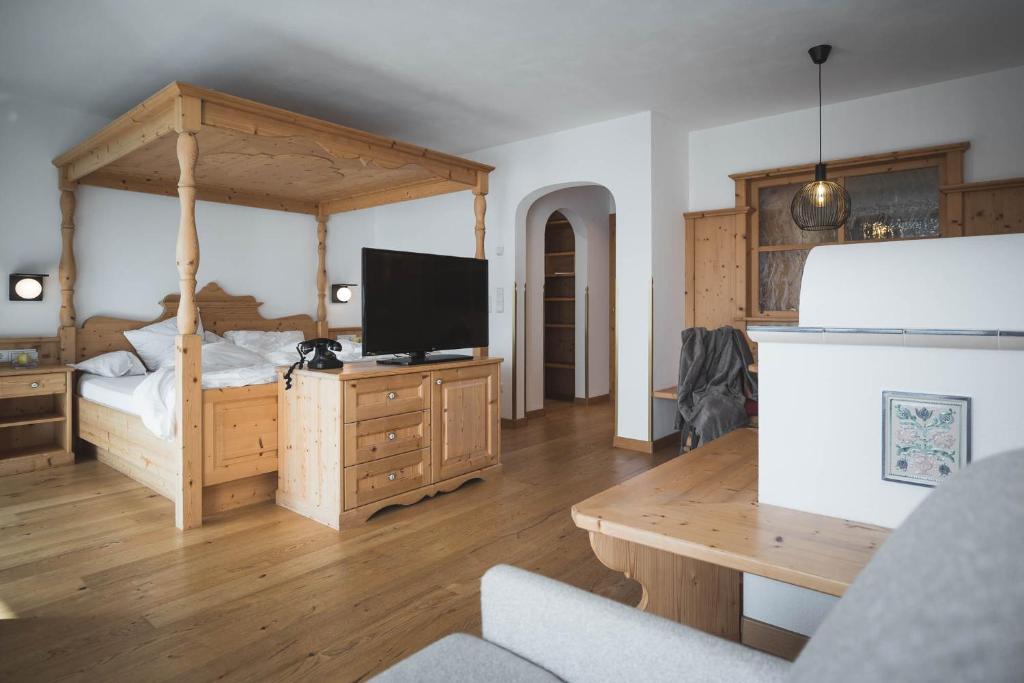 TV a/nebo společenská místnost v ubytování Kronplatz-Resort Berghotel Zirm