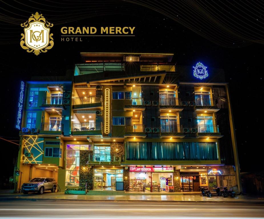 Un gran hotel misericordioso es iluminado por la noche en Grand Mercy Hotel, en Calbayog