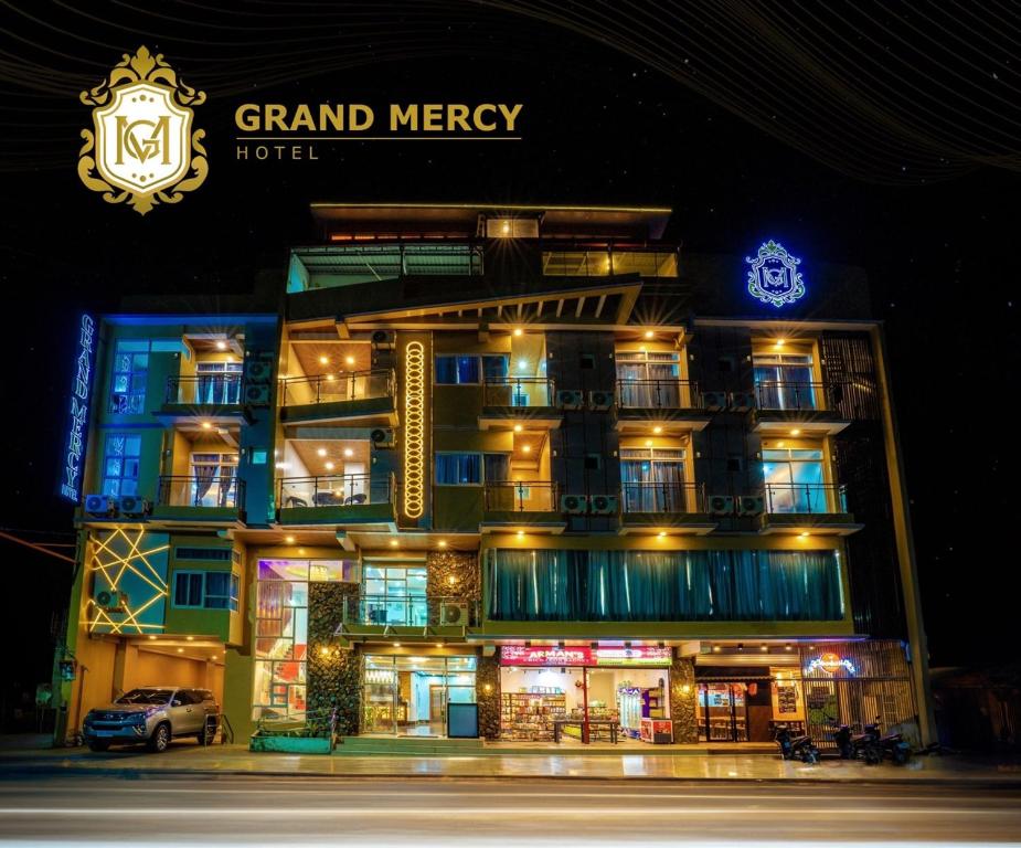 カルバヨグにあるGrand Mercy Hotelの夜はライトアップされた壮大な慈悲ホテルです。