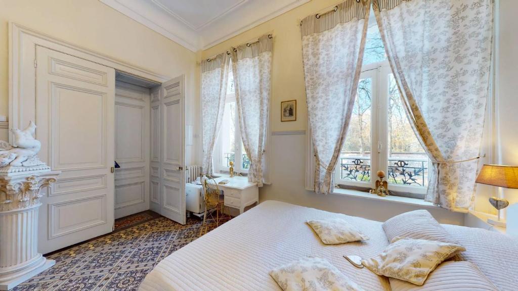 Postel nebo postele na pokoji v ubytování Château "Le Castel des Anges"