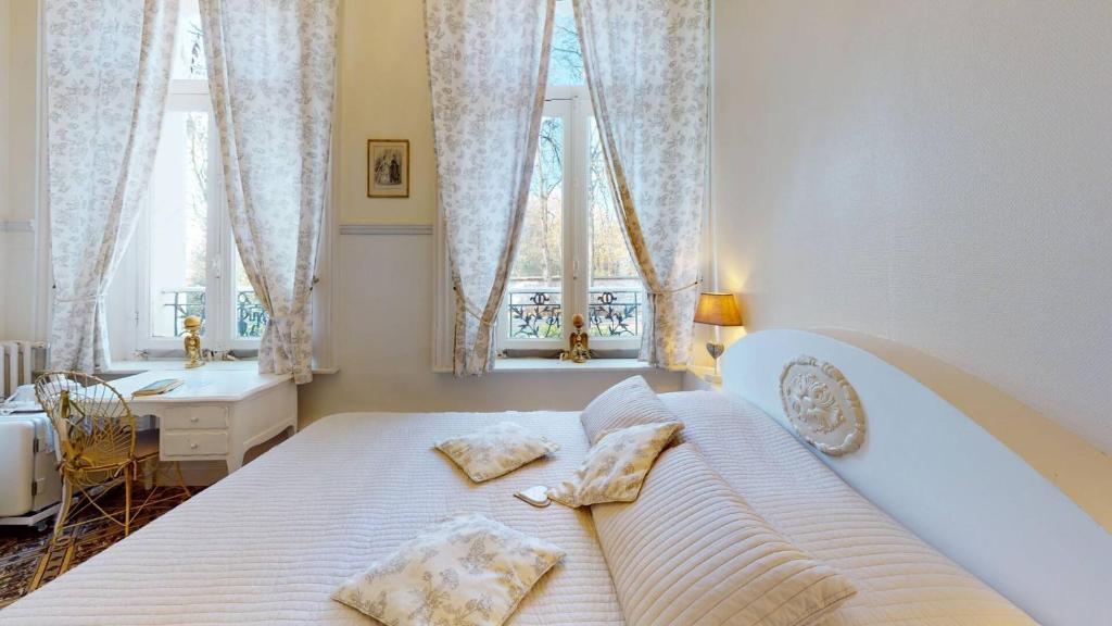 Postel nebo postele na pokoji v ubytování Château "Le Castel des Anges"