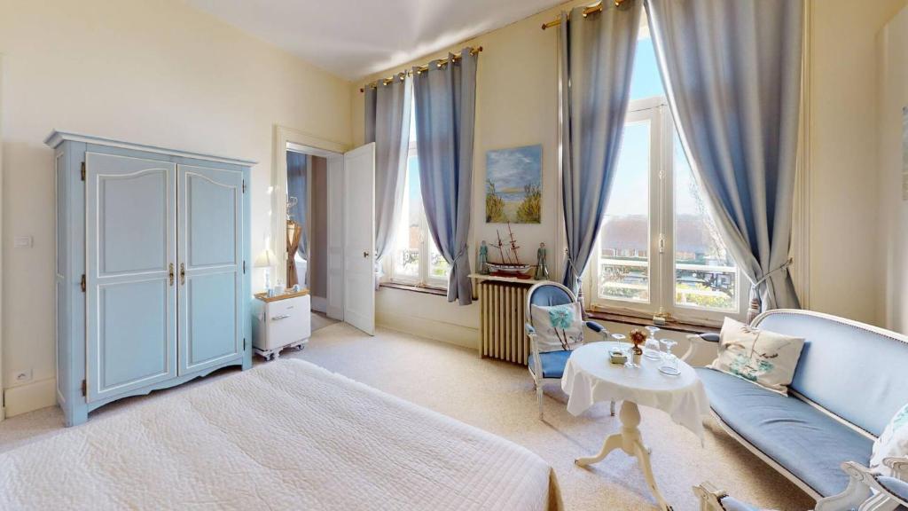 Postel nebo postele na pokoji v ubytování Château "Le Castel des Anges"
