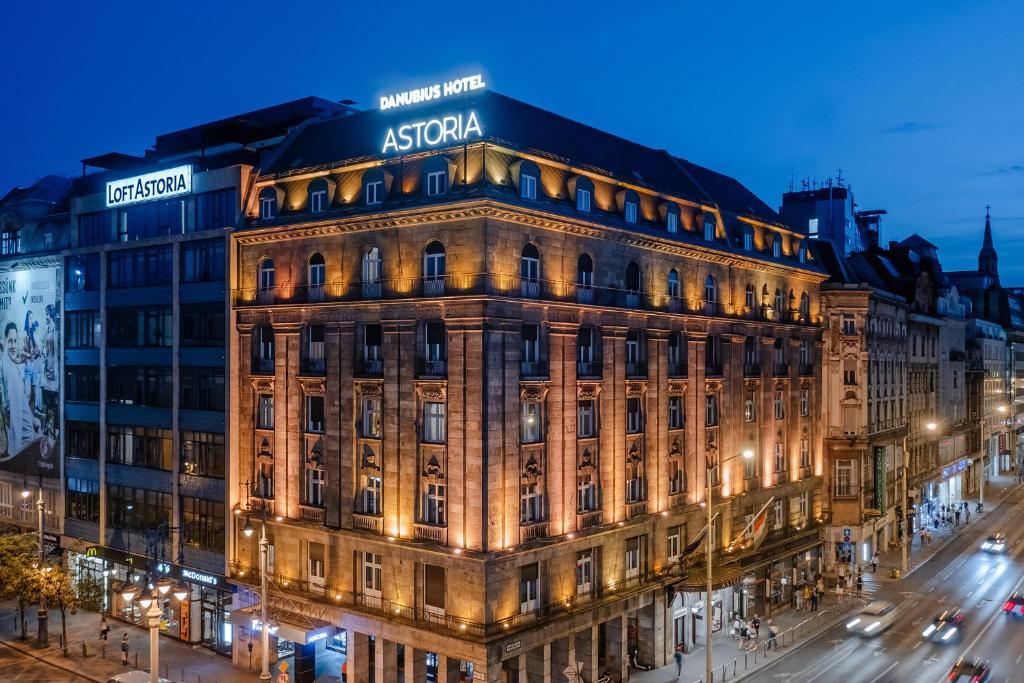 un edificio en la ciudad por la noche en Danubius Hotel Astoria City Center en Budapest