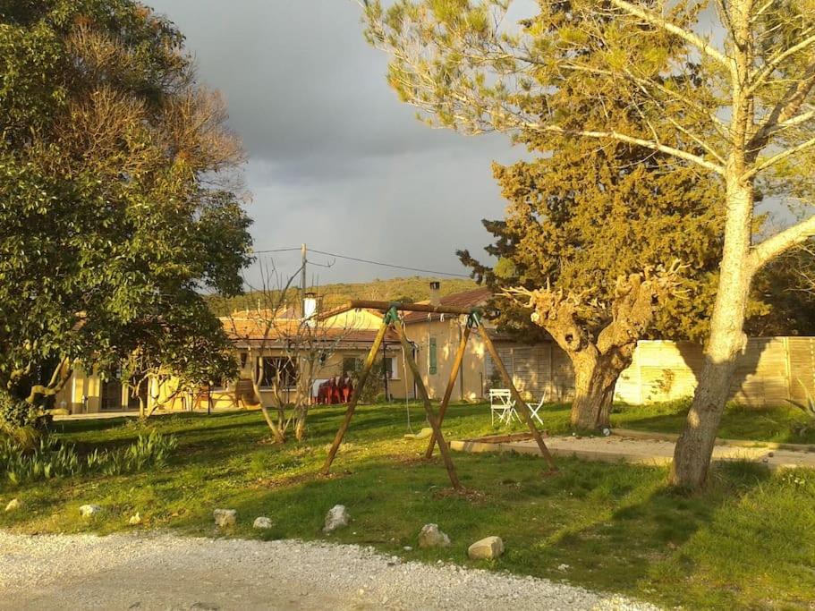 - une balançoire dans la cour d'une maison dans l'établissement le pré en bulles gîte au milieu des vignes, à Euzet