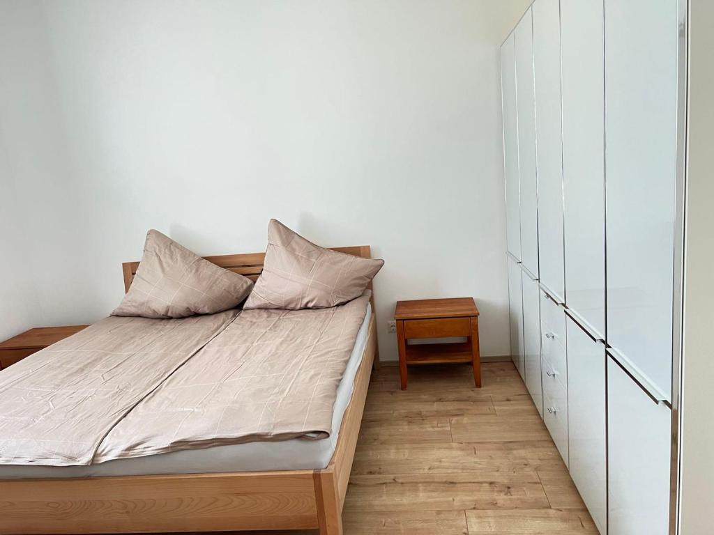 Schlafzimmer mit einem Bett und Holzboden in der Unterkunft Gasthaus Sonnenblume in Salzburg