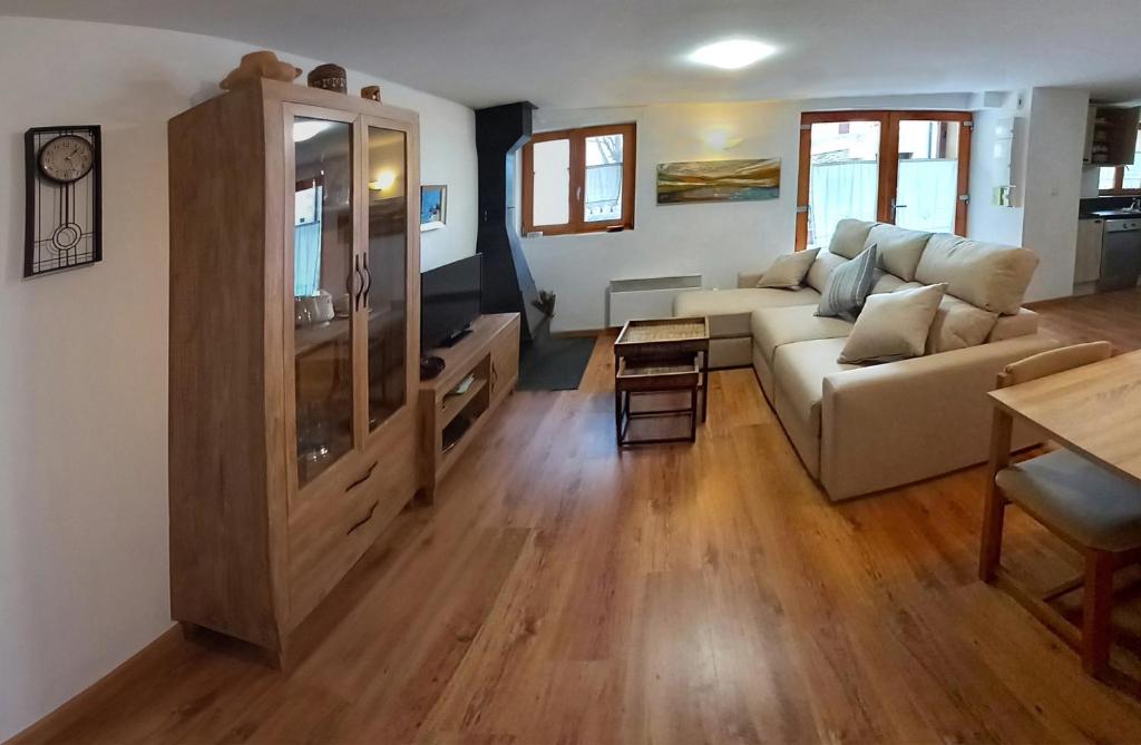 a living room with a couch and a table at Apartamento Err in Err