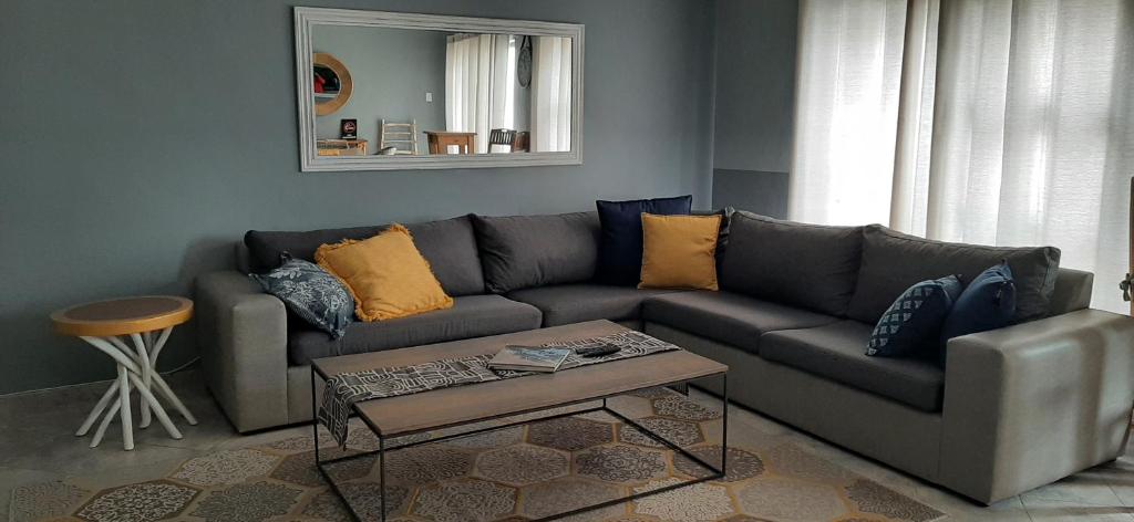 ein Wohnzimmer mit einem Sofa und einem Tisch in der Unterkunft Vista Mare in Swakopmund