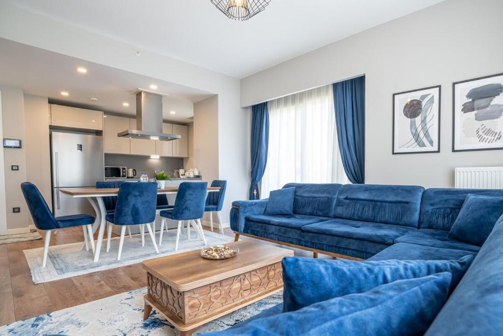 un soggiorno con divano blu e tavolo di Stylish Retreat Cozy 2br Apt a Istanbul