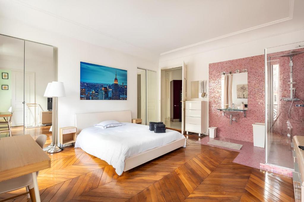 - une chambre avec un lit et une salle de bains pourvue d'une douche dans l'établissement Luxury style appartement, Arc de Triomphe - Champs Elysées, à Paris