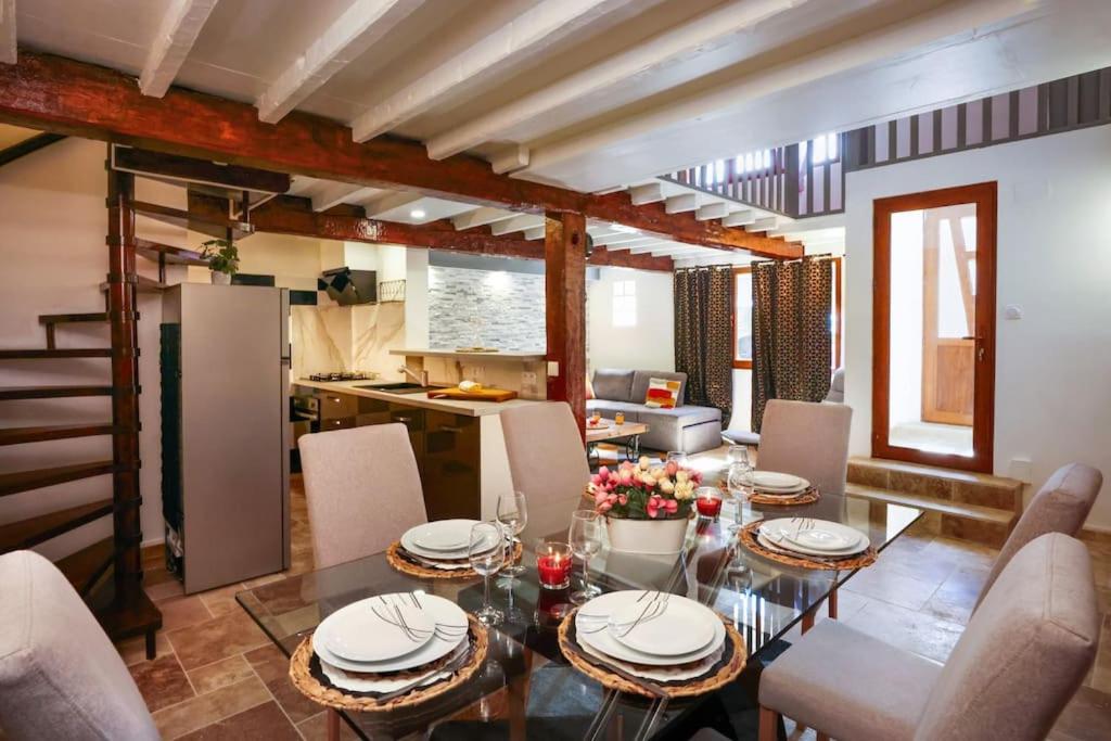 uma sala de jantar com mesa e cadeiras e uma cozinha em Les Amis de la Cité em Carcassonne