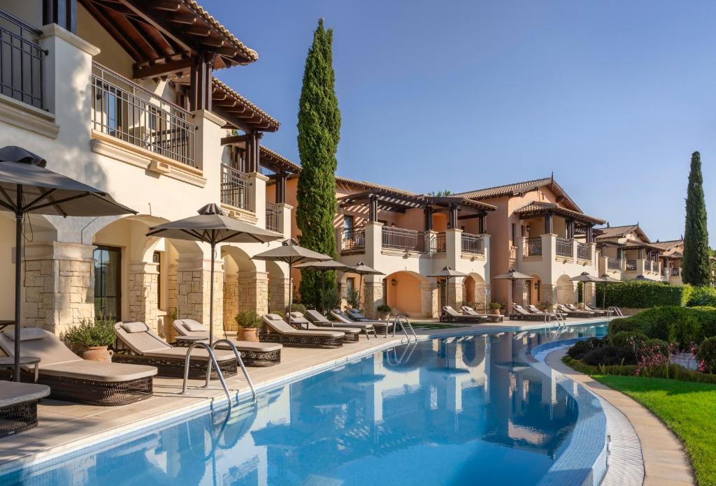 Bazén v ubytování Aphrodite Hills Hotel nebo v jeho okolí