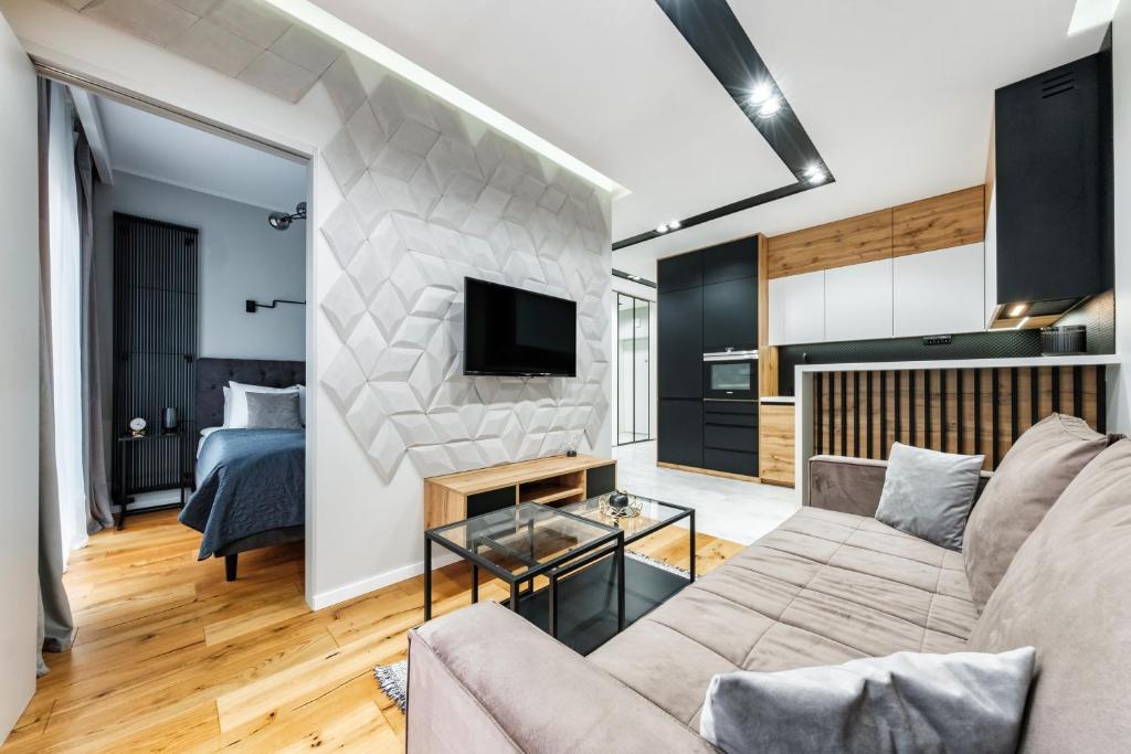 sala de estar con sofá y TV en Apartament Active Residence, en Lublin