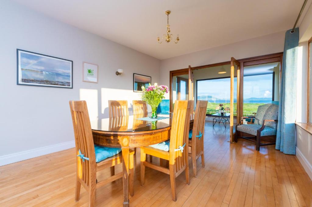 een eetkamer met een tafel en stoelen bij Herdsman's House in Sligo