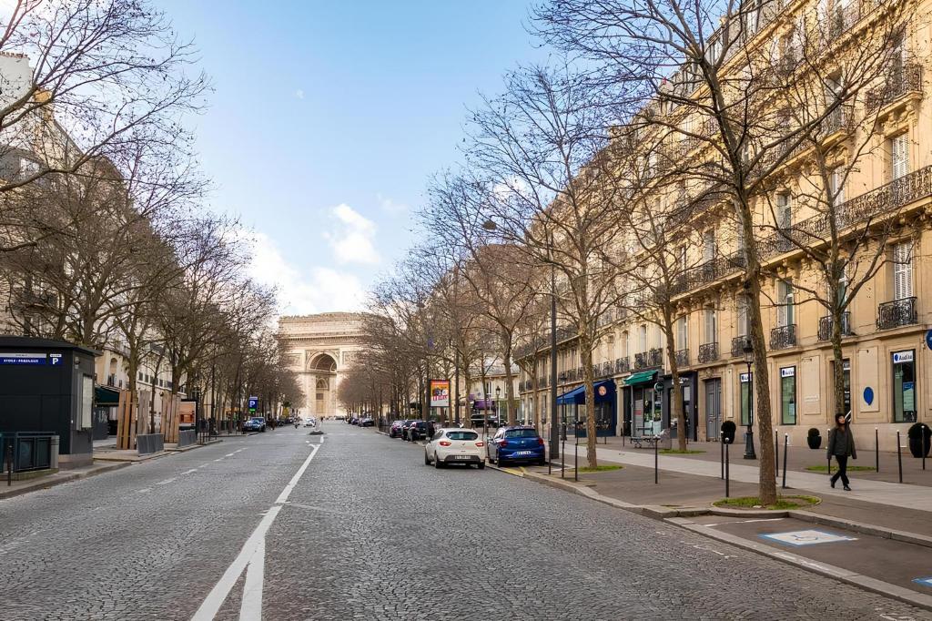 pusta ulica miejska z budynkiem w oddali w obiekcie Luxury style appartement, Arc de Triomphe - Champs Elysées w Paryżu