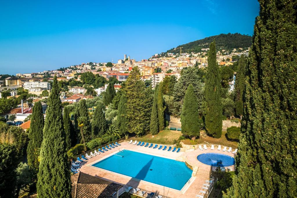 uma vista aérea de uma piscina numa floresta de árvores em Aec Village Vacances - Les Cèdres em Grasse