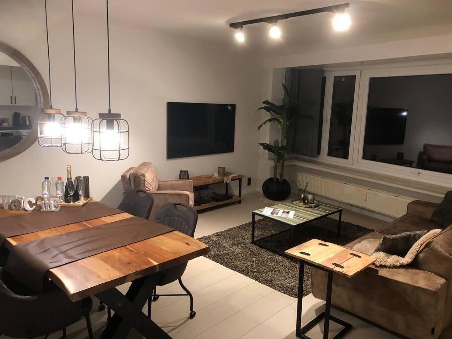 een woonkamer met een tafel en een bank bij Appartement Wouters in Oostende