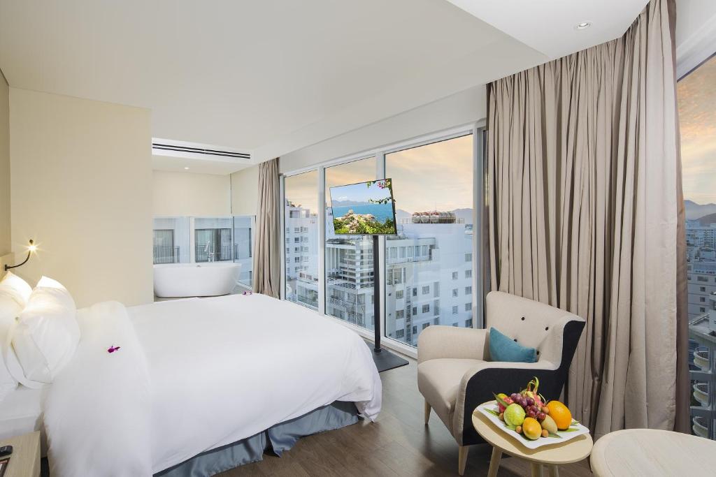 Giường trong phòng chung tại Liberty Central Nha Trang Hotel