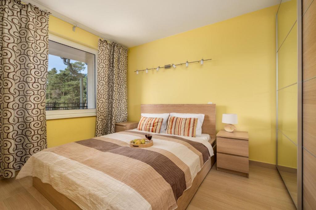 a bedroom with a large bed and a window at Spacerowa Modern Apartment by Renters in Łukęcin