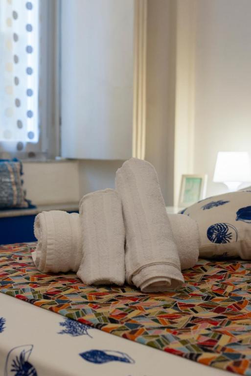 Łóżko lub łóżka w pokoju w obiekcie La Casa Blu a Toledo di Alberto