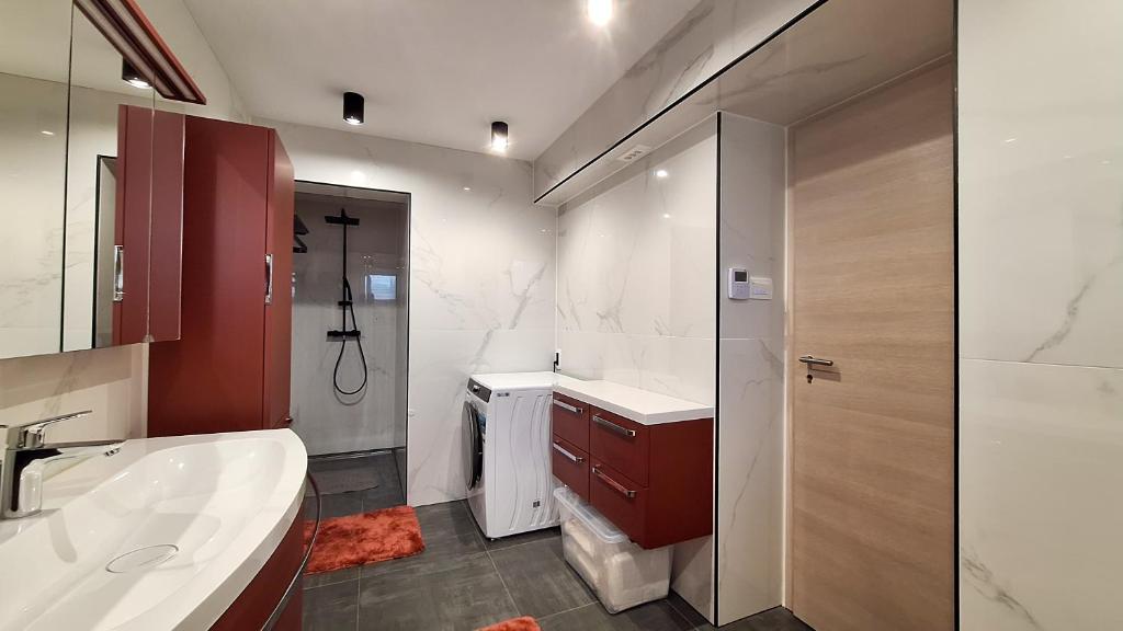 Koupelna v ubytování POD OREHI - Hiša na podeželju - RAZPRŠENI HOTEL Jeruzalem Slovenija