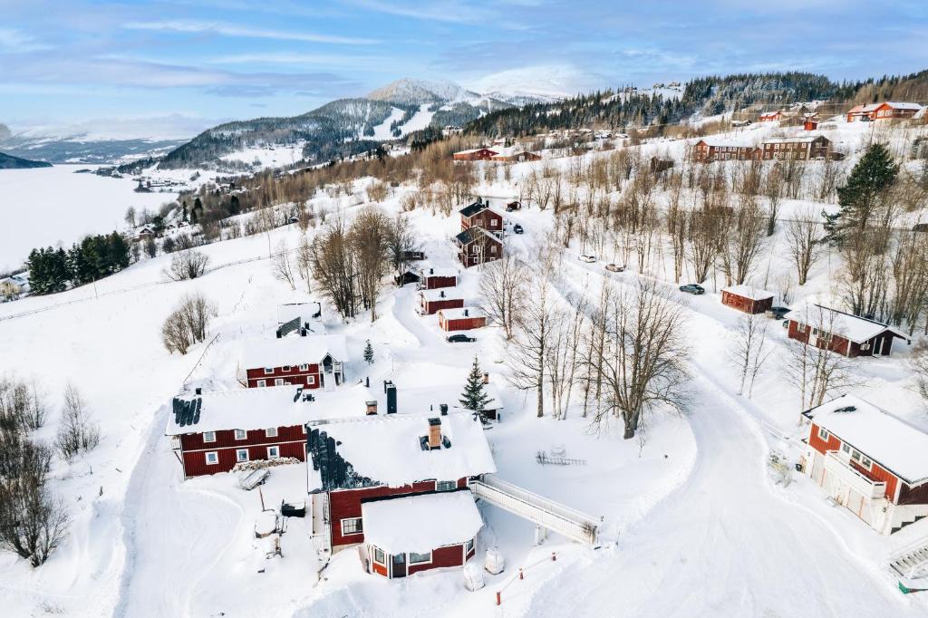 奧勒的住宿－Karolinen Stugor & Lägenheter，雪中村庄的空中景观