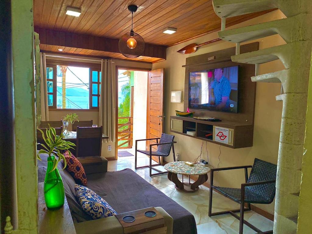 - un salon avec un canapé et une télévision dans l'établissement Visual do Abraão, à Angra dos Reis