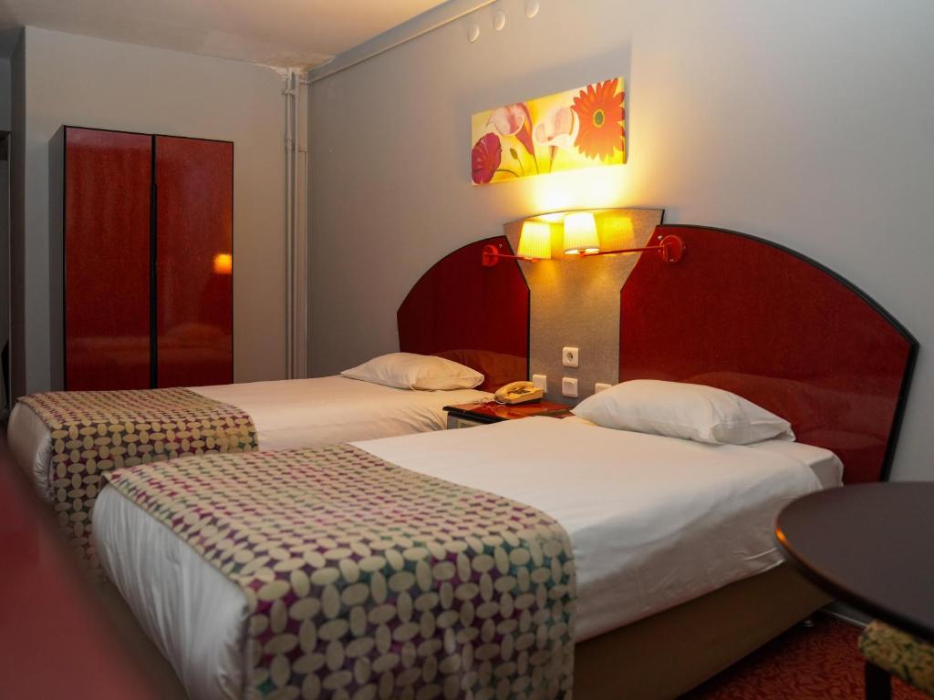 Habitación de hotel con 2 camas y mesa con lámpara en HOTEL EKEN en Bandırma