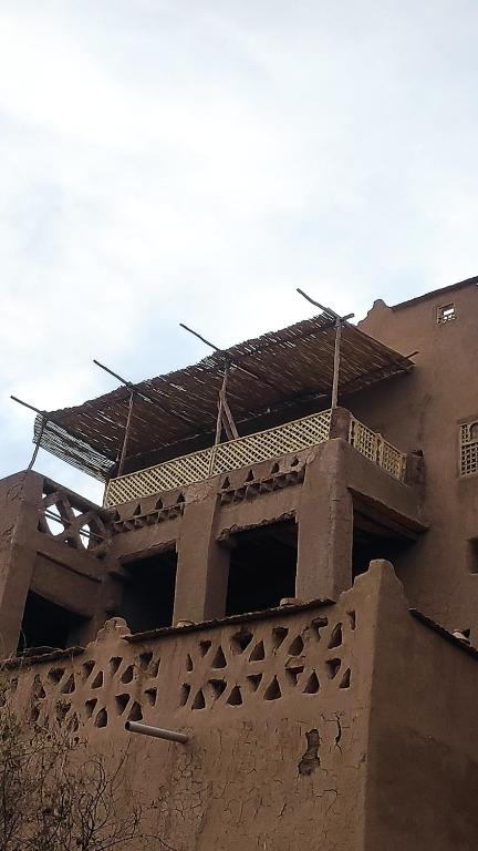 un bâtiment en construction avec toit dans l'établissement Kasbah Maktob Tamnougalt, à Agdz