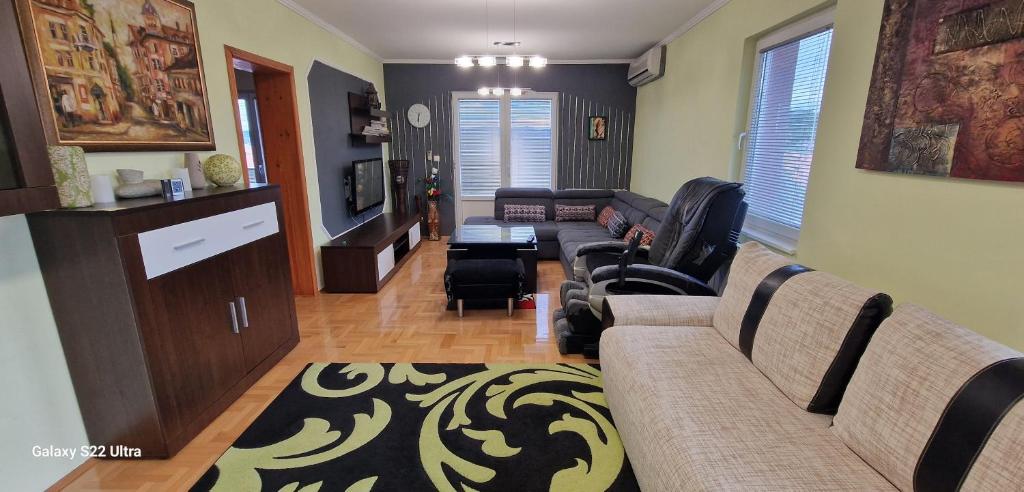 圖茲拉的住宿－Apartman PanoramaTz，一间带两张沙发的客厅和一间带一张沙发的客厅