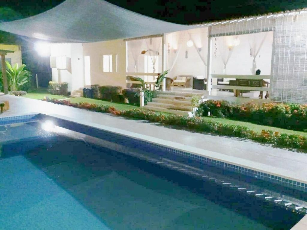 Villa Rossella في مورو دي ساو باولو: مسبح امام بيت بالليل