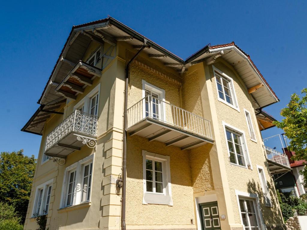 un grande edificio giallo con balcone di Villa am Wappach a Bayerisch Gmain