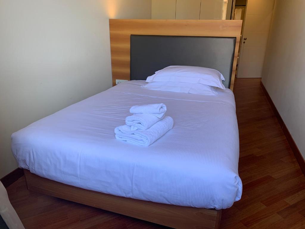 Postel nebo postele na pokoji v ubytování Hotel Embassy