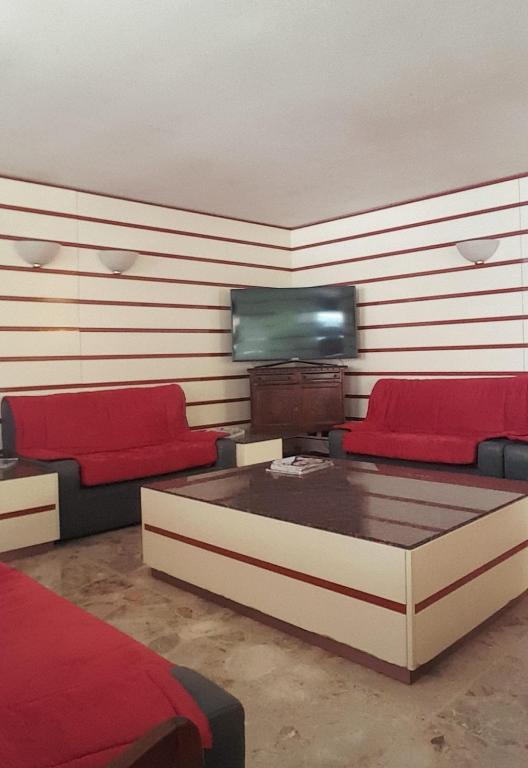 TV a/nebo společenská místnost v ubytování HOTEL LA PLAYA