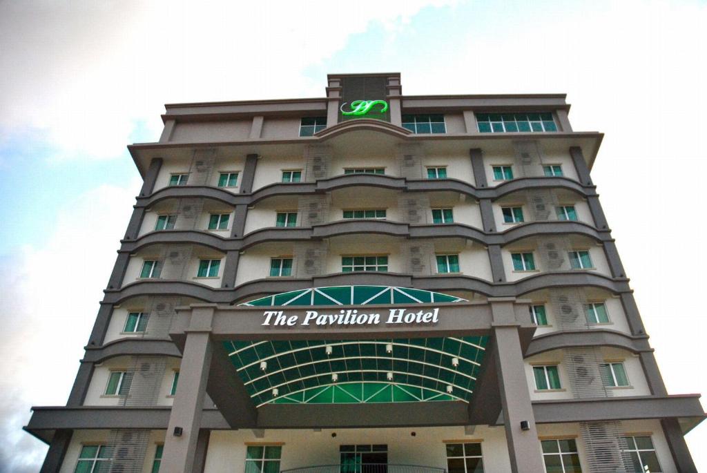 um edifício alto com uma placa de hotel em The Pavilion Hotel em Sandakan