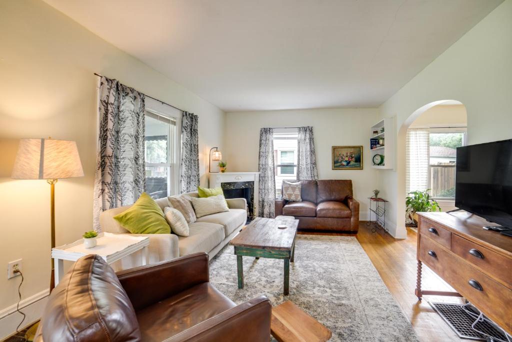 Μια τηλεόραση ή/και κέντρο ψυχαγωγίας στο Family-Friendly Jackson Home with Sunroom Near Golf