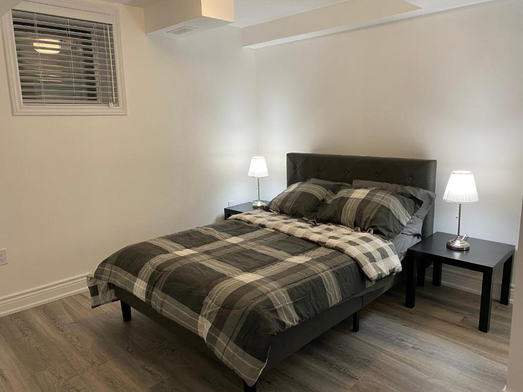 En eller flere senge i et værelse på Adorable Full house in Ajax Incl Basement