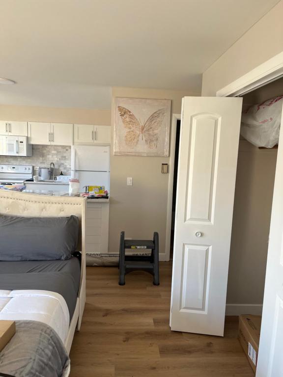 małą sypialnię z łóżkiem i kuchnią w obiekcie Luxury King Bed in Family Friendly Location w Chicago