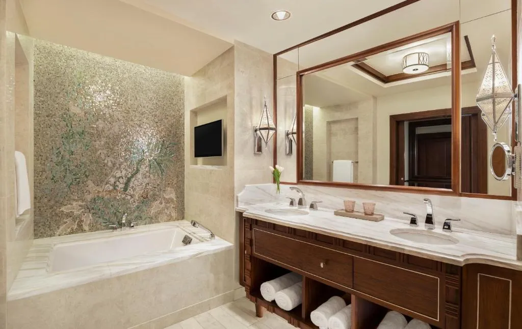 St. Regis Suite, 1 Bedroom Larger Suite, 1 King, River view
