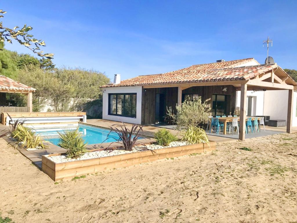 a villa with a swimming pool and a house at DUNE, villa avec piscine et spa / Proche plage in La Couarde-sur-Mer