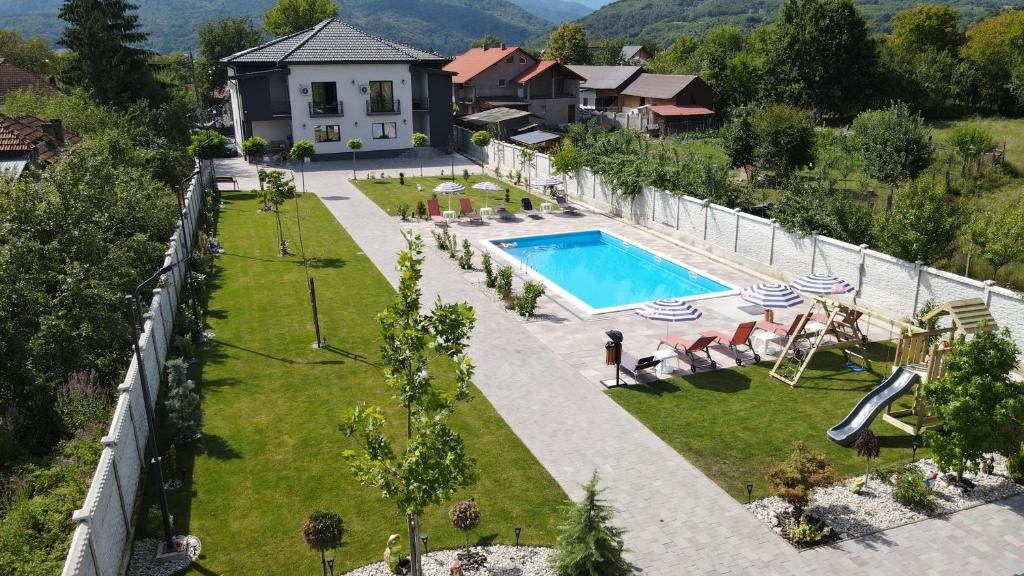 una vista aérea de una casa con piscina en CASA RARES & KARINA, en Călimăneşti