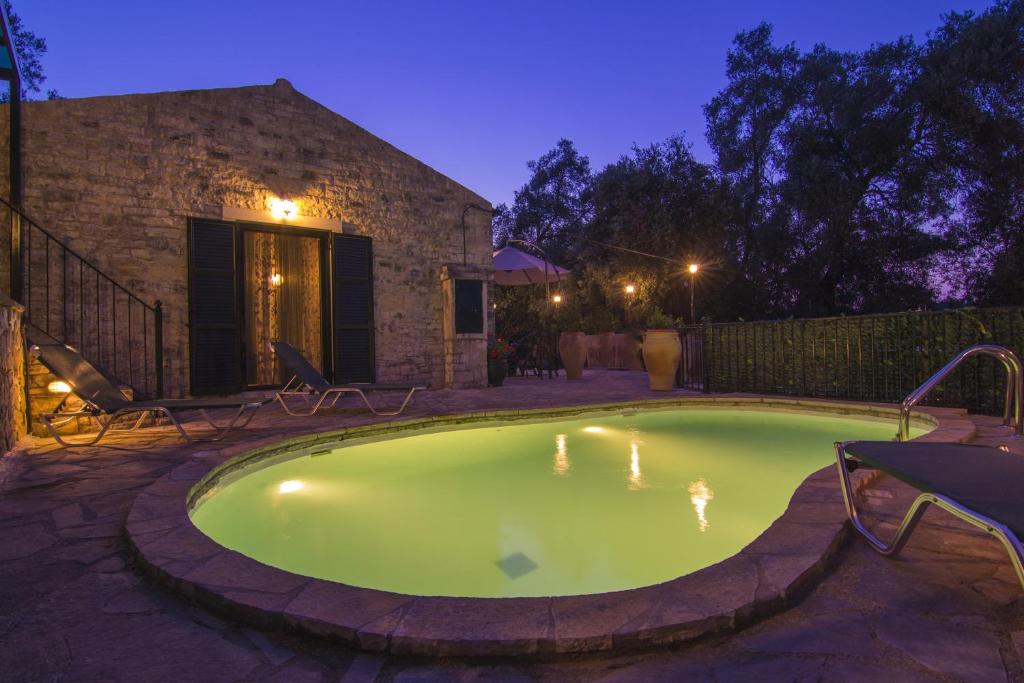 Bazén v ubytovaní Su La Strata Villa by CorfuEscapes alebo v jeho blízkosti