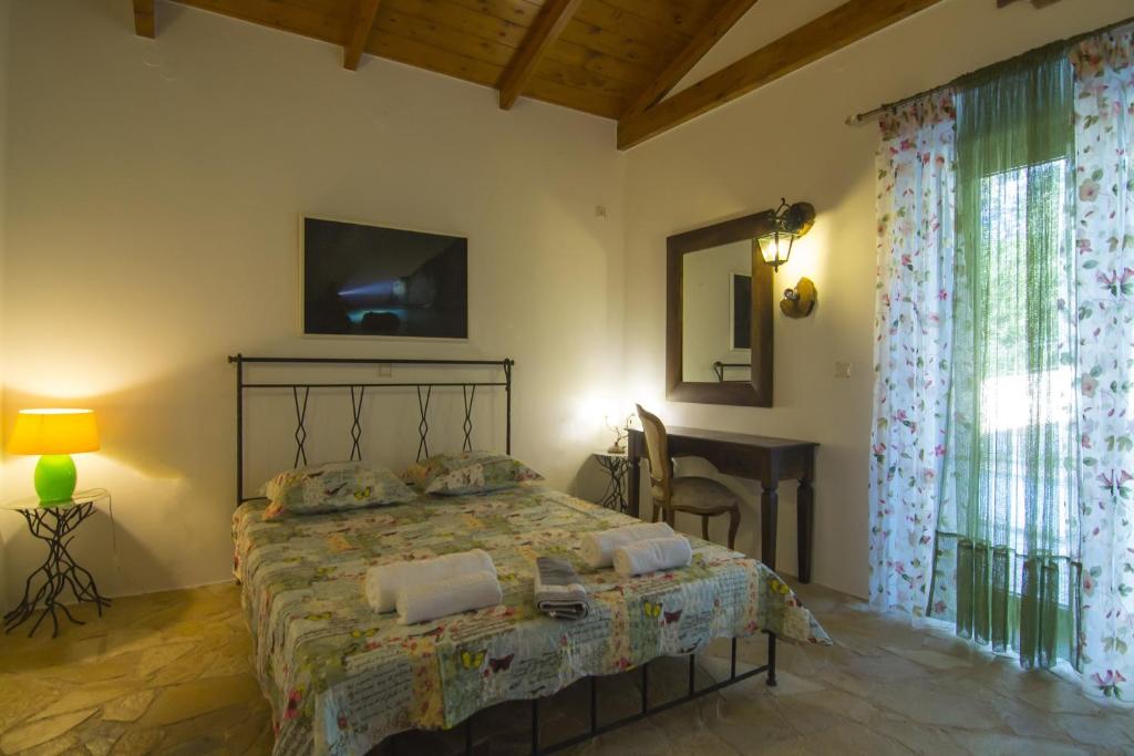 Posteľ alebo postele v izbe v ubytovaní Su La Strata Villa by CorfuEscapes