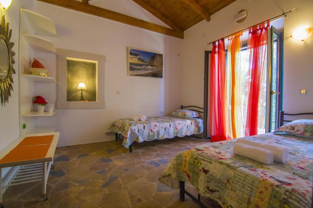 Posteľ alebo postele v izbe v ubytovaní Su La Strata Villa by CorfuEscapes