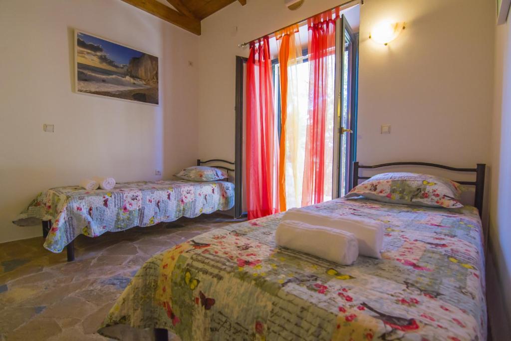 Posteľ alebo postele v izbe v ubytovaní Su La Strata Villa by CorfuEscapes