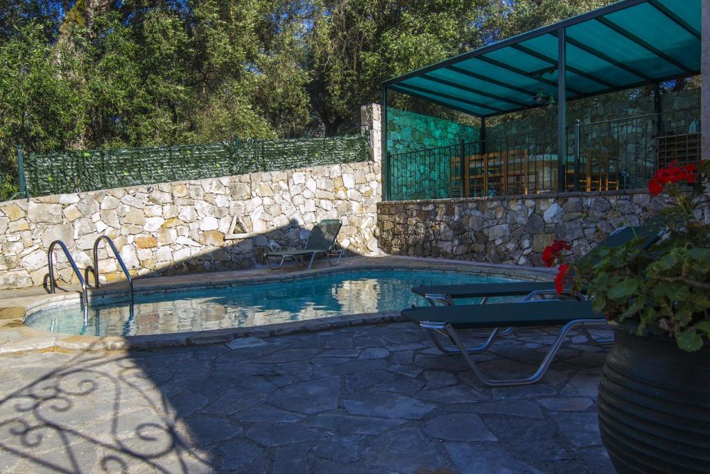 Bazén v ubytovaní Su La Strata Villa by CorfuEscapes alebo v jeho blízkosti